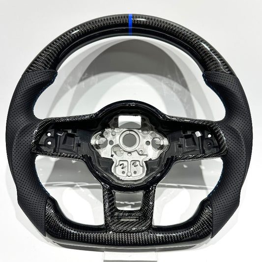 Volante de fibra de carbono Volkswagen Golf MK7 línea azul - vista frontal